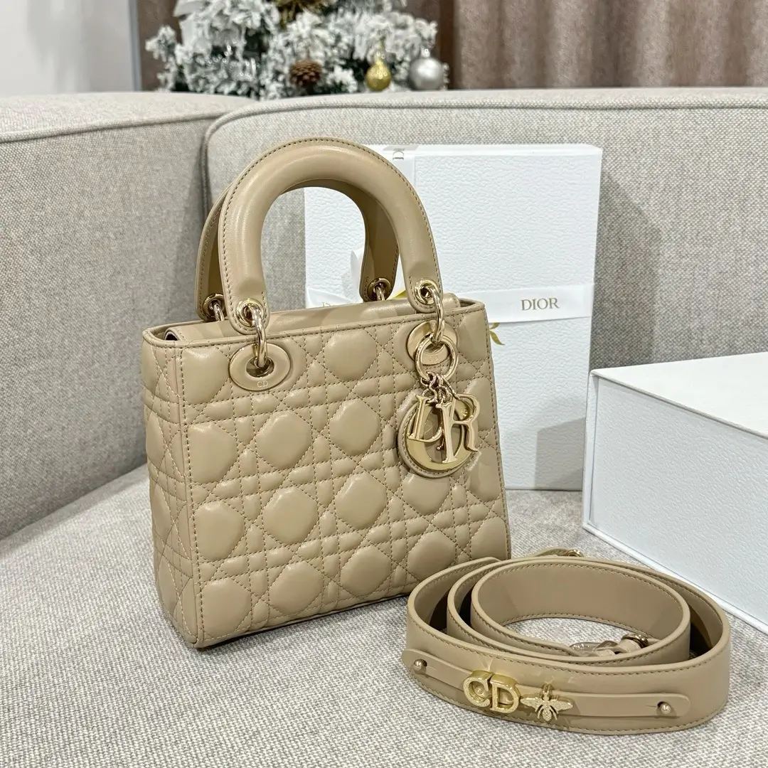 سمول ليدي د