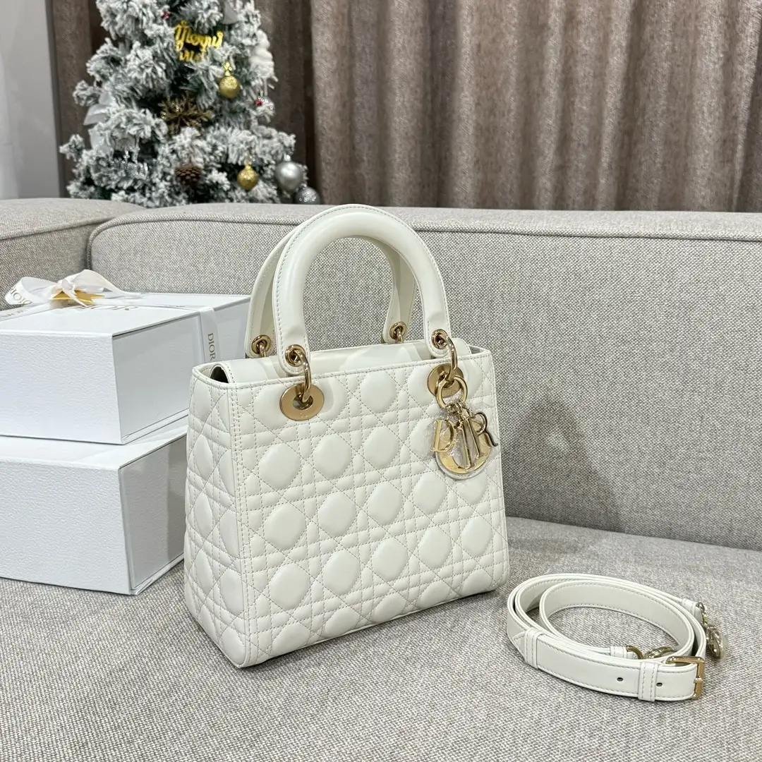 ميديام ليدي د