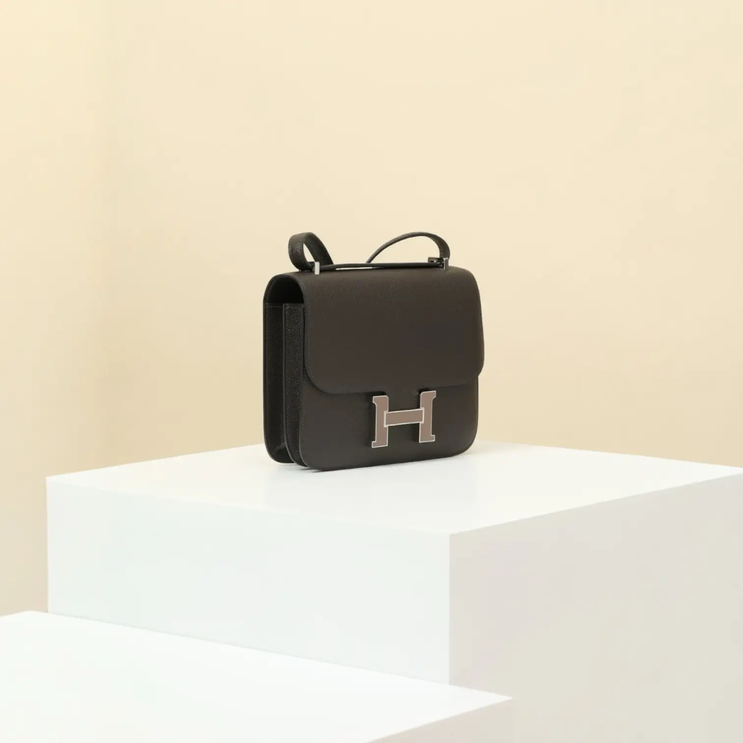 ميني كونستانس / ٤ك - Image 2